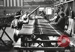 Standbild Verpackung Gewehre United States USA, 1918, aus Sekunde 12 historischem Filmmaterial Videoclip 65675063741
