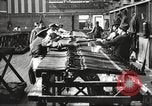 Standbild Verpackung Gewehre United States USA, 1918, aus Sekunde 13 historischem Filmmaterial Videoclip 65675063741