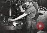 Immagine di Fabbricazione a pistola United States USA, 1918, secondo 10 filmato di repertorio 65675063747