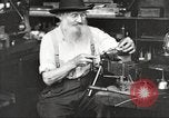 Immagine di Fabbricazione a pistola United States USA, 1918, secondo 41 filmato di repertorio 65675063747