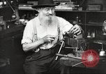 Immagine di Fabbricazione a pistola United States USA, 1918, secondo 42 filmato di repertorio 65675063747