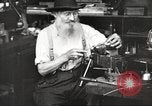 Immagine di Fabbricazione a pistola United States USA, 1918, secondo 45 filmato di repertorio 65675063747
