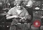 Immagine di Fabbricazione a pistola United States USA, 1918, secondo 58 filmato di repertorio 65675063747
