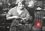 Immagine di Fabbricazione a pistola United States USA, 1918, secondo 59 filmato di repertorio 65675063747