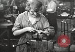 Immagine di Fabbricazione a pistola United States USA, 1918, secondo 60 filmato di repertorio 65675063747