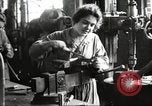 Immagine di Fabbricazione a pistola United States USA, 1918, secondo 61 filmato di repertorio 65675063747