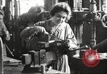Immagine di Fabbricazione a pistola United States USA, 1918, secondo 62 filmato di repertorio 65675063747