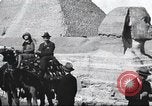 Immagine di Turisti visitano Egitto, 1927, secondo 17 filmato di repertorio 65675063760