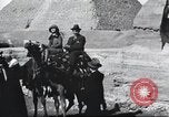 Immagine di Turisti visitano Egitto, 1927, secondo 19 filmato di repertorio 65675063760