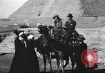 Immagine di Turisti visitano Egitto, 1927, secondo 21 filmato di repertorio 65675063760