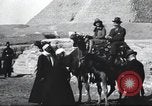 Immagine di Turisti visitano Egitto, 1927, secondo 22 filmato di repertorio 65675063760