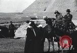 Immagine di Turisti visitano Egitto, 1927, secondo 23 filmato di repertorio 65675063760