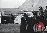 Immagine di Turisti visitano Egitto, 1927, secondo 24 filmato di repertorio 65675063760