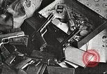 Image Éléments dans voiture de Clyde Barrow et Bonnie Parker Arcadia Louisiana USA, 1934, de la seconde 9 séquences d'archives historiques vidéo 65675063769