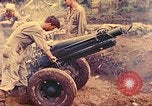 Image 5e Marines blessés traités dans la jungle Talasea Nouvelle-Bretagne Papouasie-Nouvelle-Guinée, 1944, de la seconde 20 séquences d'archives historiques vidéo 65675063812