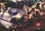 Image 5e Marines blessés traités dans la jungle Talasea Nouvelle-Bretagne Papouasie-Nouvelle-Guinée, 1944, de la seconde 50 séquences d'archives historiques vidéo 65675063812