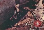 Image 5e Marines blessés traités dans la jungle Talasea Nouvelle-Bretagne Papouasie-Nouvelle-Guinée, 1944, de la seconde 57 séquences d'archives historiques vidéo 65675063812