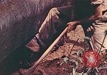 Image 5e Marines blessés traités dans la jungle Talasea Nouvelle-Bretagne Papouasie-Nouvelle-Guinée, 1944, de la seconde 58 séquences d'archives historiques vidéo 65675063812