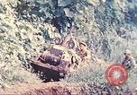 Immagine di Noi 5 Marines utilizzare il verricello per tirare il veicolo blindato in salita Talasea Nuova Gran Bretagna Papua Nuova Guinea, 1944, secondo 5 filmato di repertorio 65675063814