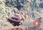 Immagine di Noi 5 Marines utilizzare il verricello per tirare il veicolo blindato in salita Talasea Nuova Gran Bretagna Papua Nuova Guinea, 1944, secondo 6 filmato di repertorio 65675063814