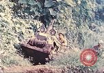 Immagine di Noi 5 Marines utilizzare il verricello per tirare il veicolo blindato in salita Talasea Nuova Gran Bretagna Papua Nuova Guinea, 1944, secondo 7 filmato di repertorio 65675063814