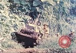 Immagine di Noi 5 Marines utilizzare il verricello per tirare il veicolo blindato in salita Talasea Nuova Gran Bretagna Papua Nuova Guinea, 1944, secondo 8 filmato di repertorio 65675063814