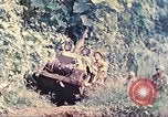Immagine di Noi 5 Marines utilizzare il verricello per tirare il veicolo blindato in salita Talasea Nuova Gran Bretagna Papua Nuova Guinea, 1944, secondo 9 filmato di repertorio 65675063814