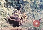 Immagine di Noi 5 Marines utilizzare il verricello per tirare il veicolo blindato in salita Talasea Nuova Gran Bretagna Papua Nuova Guinea, 1944, secondo 10 filmato di repertorio 65675063814