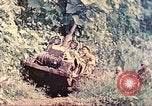 Immagine di Noi 5 Marines utilizzare il verricello per tirare il veicolo blindato in salita Talasea Nuova Gran Bretagna Papua Nuova Guinea, 1944, secondo 11 filmato di repertorio 65675063814