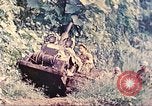 Immagine di Noi 5 Marines utilizzare il verricello per tirare il veicolo blindato in salita Talasea Nuova Gran Bretagna Papua Nuova Guinea, 1944, secondo 12 filmato di repertorio 65675063814