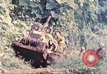 Immagine di Noi 5 Marines utilizzare il verricello per tirare il veicolo blindato in salita Talasea Nuova Gran Bretagna Papua Nuova Guinea, 1944, secondo 13 filmato di repertorio 65675063814