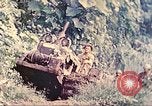 Immagine di Noi 5 Marines utilizzare il verricello per tirare il veicolo blindato in salita Talasea Nuova Gran Bretagna Papua Nuova Guinea, 1944, secondo 14 filmato di repertorio 65675063814