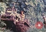 Immagine di Noi 5 Marines utilizzare il verricello per tirare il veicolo blindato in salita Talasea Nuova Gran Bretagna Papua Nuova Guinea, 1944, secondo 15 filmato di repertorio 65675063814