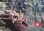Immagine di Noi 5 Marines utilizzare il verricello per tirare il veicolo blindato in salita Talasea Nuova Gran Bretagna Papua Nuova Guinea, 1944, secondo 17 filmato di repertorio 65675063814