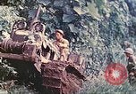 Immagine di Noi 5 Marines utilizzare il verricello per tirare il veicolo blindato in salita Talasea Nuova Gran Bretagna Papua Nuova Guinea, 1944, secondo 18 filmato di repertorio 65675063814