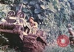 Immagine di Noi 5 Marines utilizzare il verricello per tirare il veicolo blindato in salita Talasea Nuova Gran Bretagna Papua Nuova Guinea, 1944, secondo 19 filmato di repertorio 65675063814