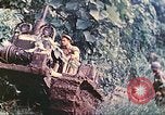 Immagine di Noi 5 Marines utilizzare il verricello per tirare il veicolo blindato in salita Talasea Nuova Gran Bretagna Papua Nuova Guinea, 1944, secondo 20 filmato di repertorio 65675063814