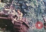Immagine di Noi 5 Marines utilizzare il verricello per tirare il veicolo blindato in salita Talasea Nuova Gran Bretagna Papua Nuova Guinea, 1944, secondo 21 filmato di repertorio 65675063814