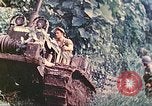 Immagine di Noi 5 Marines utilizzare il verricello per tirare il veicolo blindato in salita Talasea Nuova Gran Bretagna Papua Nuova Guinea, 1944, secondo 22 filmato di repertorio 65675063814