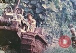 Immagine di Noi 5 Marines utilizzare il verricello per tirare il veicolo blindato in salita Talasea Nuova Gran Bretagna Papua Nuova Guinea, 1944, secondo 23 filmato di repertorio 65675063814