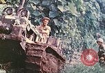 Immagine di Noi 5 Marines utilizzare il verricello per tirare il veicolo blindato in salita Talasea Nuova Gran Bretagna Papua Nuova Guinea, 1944, secondo 24 filmato di repertorio 65675063814