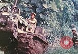 Immagine di Noi 5 Marines utilizzare il verricello per tirare il veicolo blindato in salita Talasea Nuova Gran Bretagna Papua Nuova Guinea, 1944, secondo 25 filmato di repertorio 65675063814
