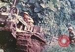 Immagine di Noi 5 Marines utilizzare il verricello per tirare il veicolo blindato in salita Talasea Nuova Gran Bretagna Papua Nuova Guinea, 1944, secondo 26 filmato di repertorio 65675063814