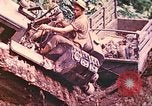 Immagine di Noi 5 Marines utilizzare il verricello per tirare il veicolo blindato in salita Talasea Nuova Gran Bretagna Papua Nuova Guinea, 1944, secondo 27 filmato di repertorio 65675063814