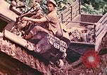 Immagine di Noi 5 Marines utilizzare il verricello per tirare il veicolo blindato in salita Talasea Nuova Gran Bretagna Papua Nuova Guinea, 1944, secondo 28 filmato di repertorio 65675063814