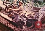 Immagine di Noi 5 Marines utilizzare il verricello per tirare il veicolo blindato in salita Talasea Nuova Gran Bretagna Papua Nuova Guinea, 1944, secondo 29 filmato di repertorio 65675063814