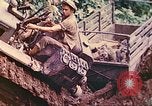Immagine di Noi 5 Marines utilizzare il verricello per tirare il veicolo blindato in salita Talasea Nuova Gran Bretagna Papua Nuova Guinea, 1944, secondo 30 filmato di repertorio 65675063814