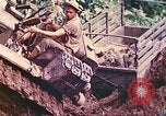 Immagine di Noi 5 Marines utilizzare il verricello per tirare il veicolo blindato in salita Talasea Nuova Gran Bretagna Papua Nuova Guinea, 1944, secondo 31 filmato di repertorio 65675063814