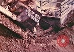 Immagine di Noi 5 Marines utilizzare il verricello per tirare il veicolo blindato in salita Talasea Nuova Gran Bretagna Papua Nuova Guinea, 1944, secondo 33 filmato di repertorio 65675063814