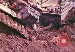 Immagine di Noi 5 Marines utilizzare il verricello per tirare il veicolo blindato in salita Talasea Nuova Gran Bretagna Papua Nuova Guinea, 1944, secondo 34 filmato di repertorio 65675063814